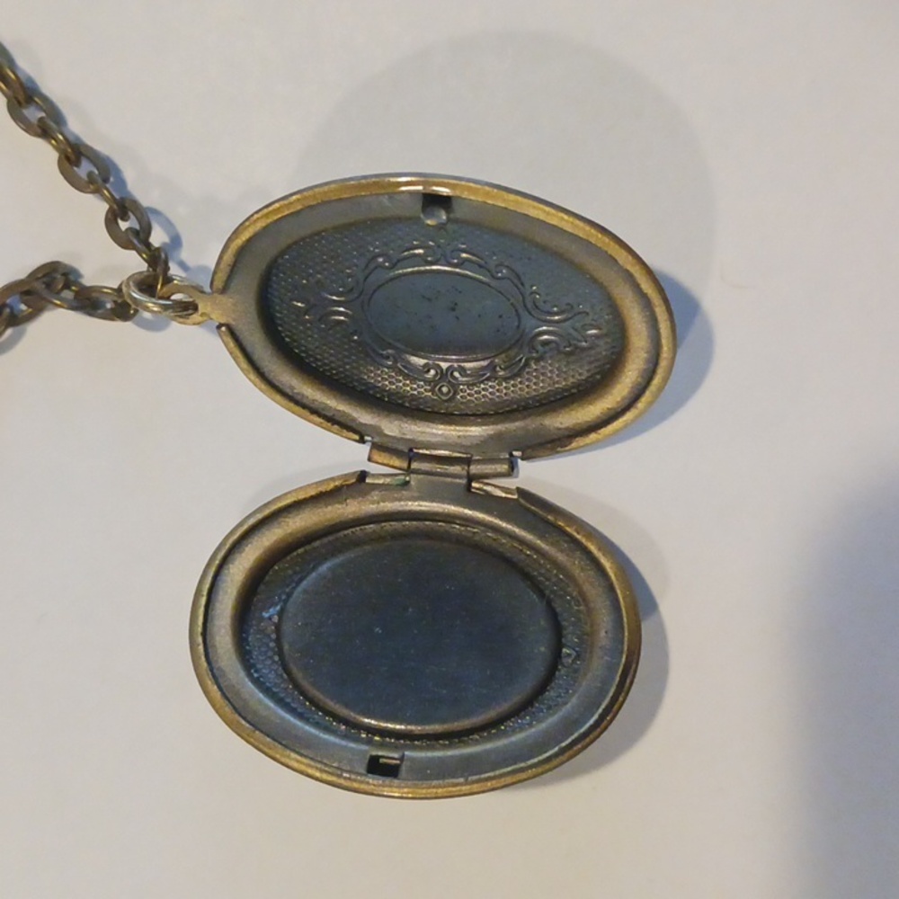 Locket with flowers - Picture 2 of 3